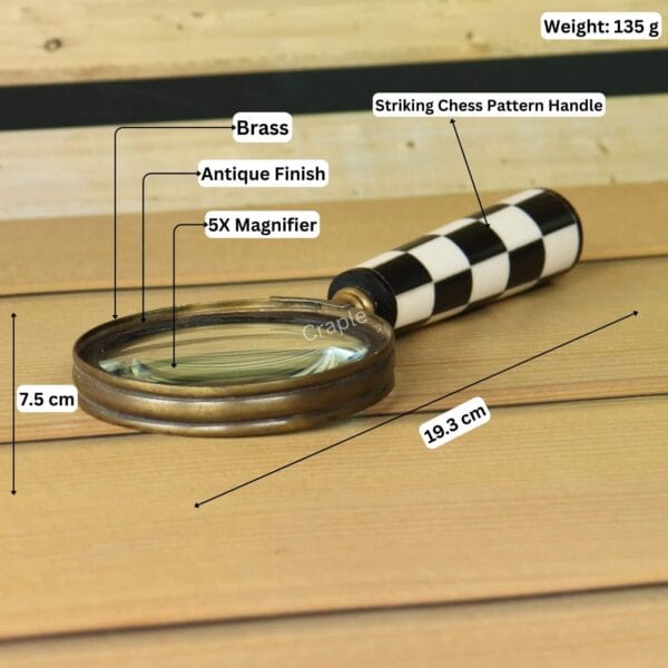 Image of the chess-pattern magnifier with labeled dimensions: 19.3 cm length, 7.5 cm lens diameter, 135g weight, and 5X magnification.
