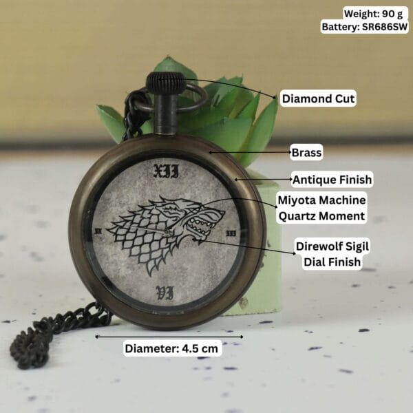 Image of the Direwolf pocket watch with labels showing its 4.5 cm diameter, brass material, and quartz movement.