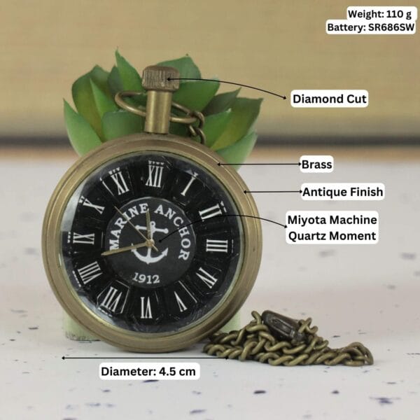 Infographic of the pocket watch detailing its features: antique brass finish, Miyota quartz movement, and 4.5 cm diameter.
