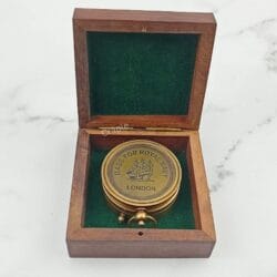 Engraved for an authentic touch, this compass pays tribute to the instruments of the Royal Navy.