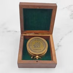 Engraved for an authentic touch, this compass pays tribute to the instruments of the Royal Navy.