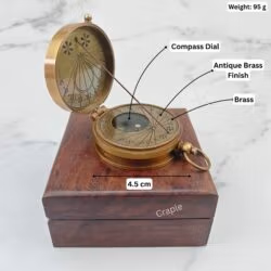 Antique brass sundial compass on its box with labeled dimensions, showing a 4.5 cm width and 95g weight.