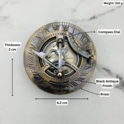 Black antique brass sundial compass with its dimensions labeled, showing a 4.2 cm diameter, 2 cm thickness, and 150g weight.