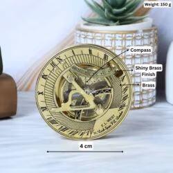 Brass sundial compass showing its dimensions: 4 cm diameter and 150g weight.